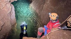 Exploracin del lago subterrneo de la cueva de Aradelas realizada el ao pasado
