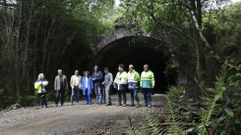 La comitiva institucional ante uno de los t�neles del trazado en A Sionlla y As Pereiras, cuyo mal estado retras� la ejecuci�n del tramo