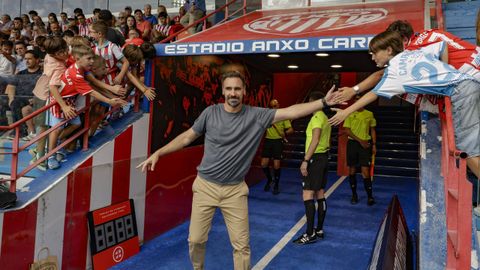 Borja Fern&aacute;ndez a su entrada en el campo antes de iniciarse el derbi