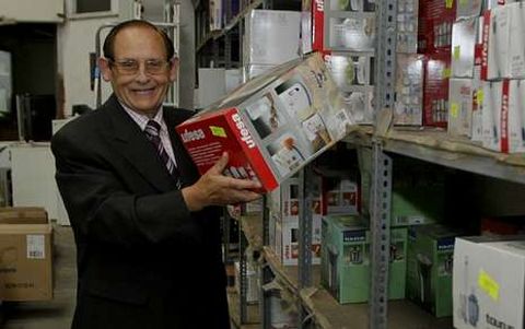 Antonio Queijo en el almacén que la empresa tiene el polígono de A Grela.