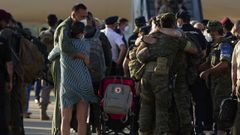 Soldados espa�oles procedentes de Kabul son recibidos por sus familias en la base de Torrej�n