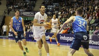 Kravic, entre Naspler y Thrastarson, en el partido ante el Zamora en Sar, en la primera vuelta