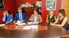 El alcalde (segundo por la izquierda) y el gerente del Consorcio firman el convenio en presencia de las concejalas Joaquina Pi�eiro (izquierda), Isabel Rego (derecha) y a su lado Ana Cartelle