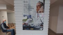 Un hombre espera a ser atendido en un centro de salud de Vigo