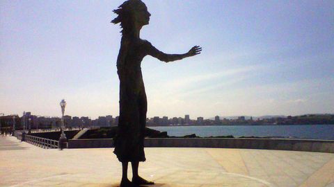 La escultura 'La madre del emigrante', en Gijn