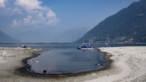 Vista del bajo caudal del r�o Maggia, en su confluencia con el Lago Maggiore, en Locarno, Suiza. Para aliviar el efecto de la sequ�a en el valle del Po, Suiza e Italia han firmado un acuerdo temporal para rellenar el Lago Maggiore desviando agua del cercano Lago Lugano