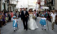 El pregonero y la reina de las fiestas, durante el desfile por las calles betanceiras.