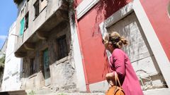 La propietaria de la casa okupada de Ferrol Vello, delante de la misma, este viernes por la ma�ana