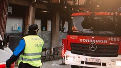 Efectivos policiales y de Bomberos, ayer, en el incendio de la avenida de Gaspar Garc�a Laviana