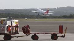 Un avi�n de Iberia despega, el pasado 5 de junio, del aeropuerto de Santiago-Rosal�a de Castro