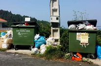 Las bolsas de basura acumuladas en las calles de Pontedeume durante catorce d�as sin servicio.