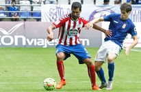 Pita le disputa el bal�n a un jugador del Oviedo el pasado domingo en el Carlos Tartiere.