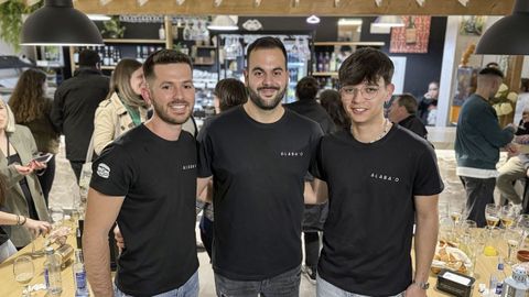 De izquierda a derecha, Erick, Rubén y su empleado Juan el día de la inauguración del bar