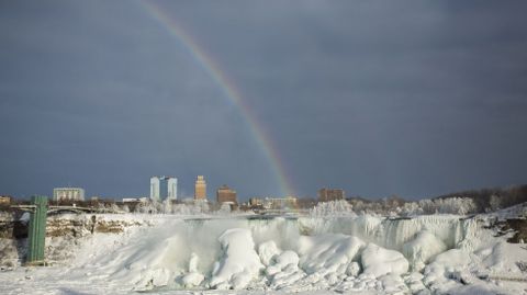 El arco iris, sobre las cataratas del Ni�gara, congeladas por las bajas temperaturas. 