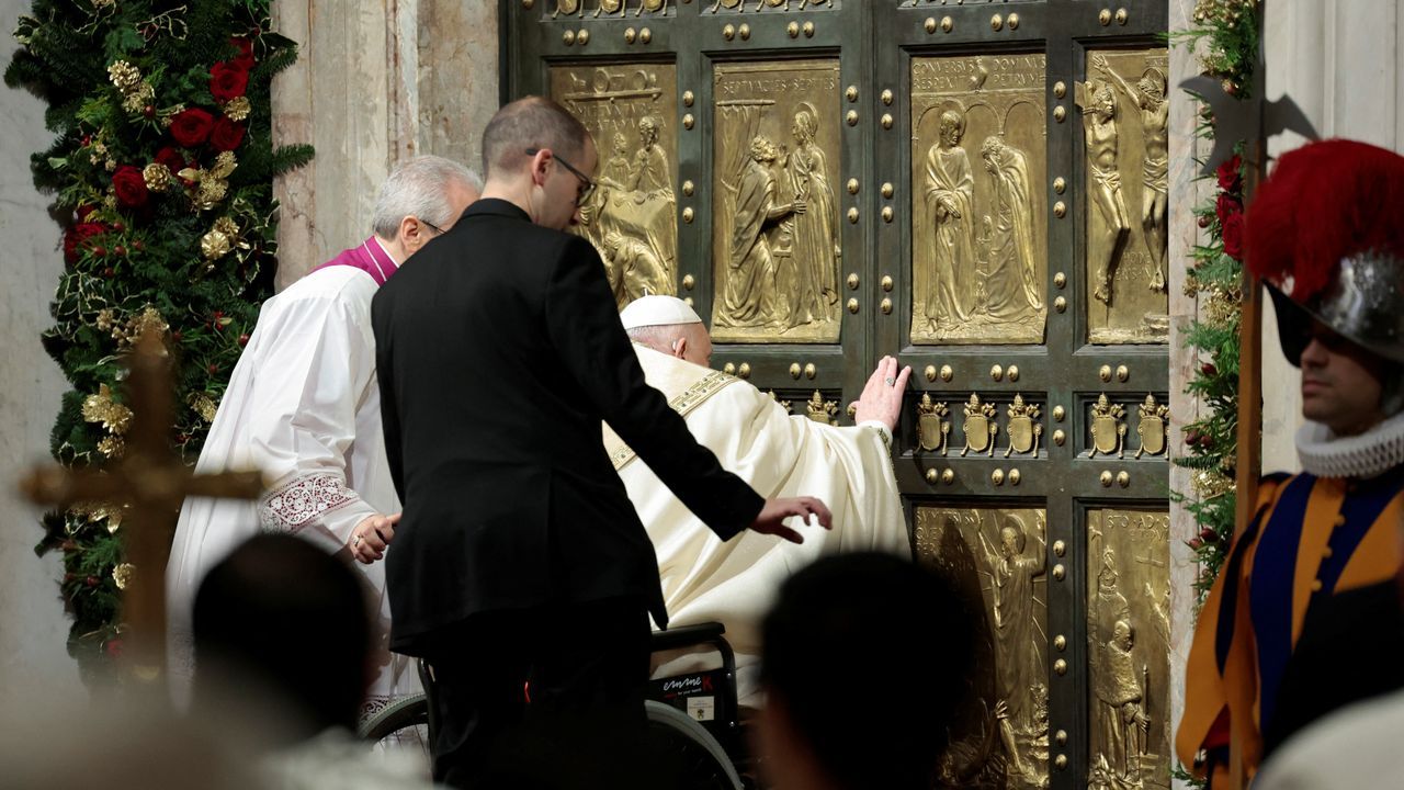 El papa Francisco abre la Puerta Santa de San Pedro y da inicio al Jubileo