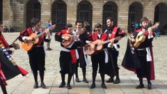 Actuaci�n de tunos sevillanos en el Obradoiro