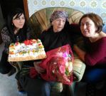 La nueva centenaria xalleira, acompa�ada por familiares