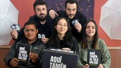 Os profesores Alberto Pombo e Arcadio Gonzlez xunto aos alumnos Oli Rivas, Emiko Vzquez e Noa Tajes, parte do equipo da campaa Aqu tamn se fala galego, do IES Rafael Dieste, da Corua.