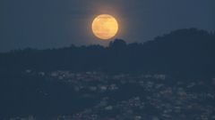 La Luna Rosa, fotografiada entre la escultura del Fisg�n, en Moa�a.