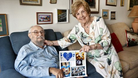 La pareja en su vivienda de Vigo, tras toda una vida juntos