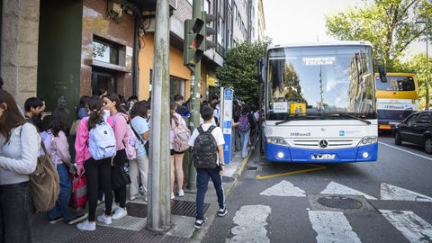 Alumnos de ESO del IES Frei Martn Sarmiento de Pontevedra, este jueves, esperando para coger el autobs a la salida del instituto