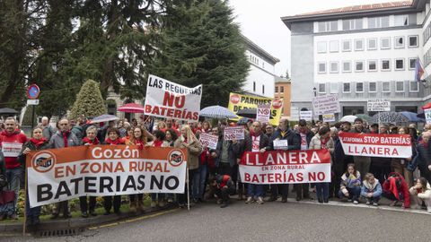 Alrededor de cuatrocientas personas han participado este domingo en Oviedo en la protesta convocada por Plataforma Stop Baterías,