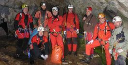 Uno de los tres equipos que participaron, ayer por la tarde antes de entrar al interior de la cueva mindoniense.