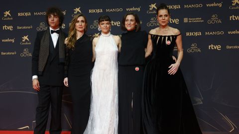 Carla Sim�n (no centro) co elenco de �Romer�a�.