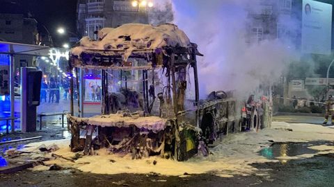 Autob�s Vitrasa quemado en Urzaiz en el 2023