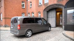 Llegada a la prisi�n de Neumuenster, en Alemania, del veh�culo en el que se cree que va Puigdemont