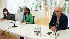 La santiaguesa Xoana Pintos, autora de �Tiven a chave, a bicicleta e os catro libros� (a la izquierda), en la presentaci�n en Santiago de su obra, acompa�ada por la conselleira de Emprego, Mar�a Jes�s Lorenzana (centro), y el director de Galaxia, Francisco Castro (derecha). 