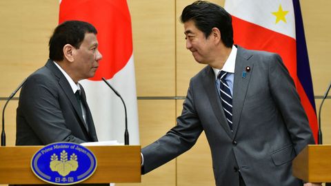 Rodrigo Duterte, a la izquierda, saluda al primer ministro japon�s, Shinzo Abe