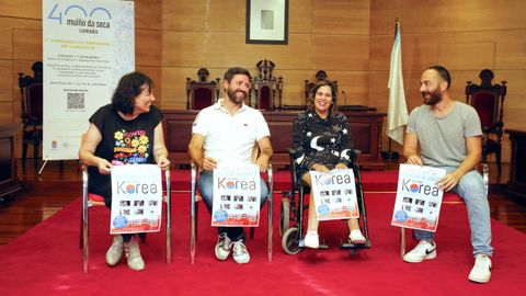 Merchi �lvarez estuvo arropada este lunes por el alcalde, Samuel Lago, el m�sico y embajador de Galiciame, Jorge Casal y su amiga y colaboradora, Maribel Oubi�a.