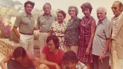 Santiago Carrillo y Carmen Menndez, en una foto con sus tres hijos (delante de todo estn Santiago, Jorge y Pepe)