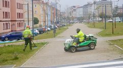 Operarios del servicio municipal de jardines realizando hace das labores de mantenimiento en el bulevar de As Pas, antes del traspaso de la titularidad de la va al Concello.