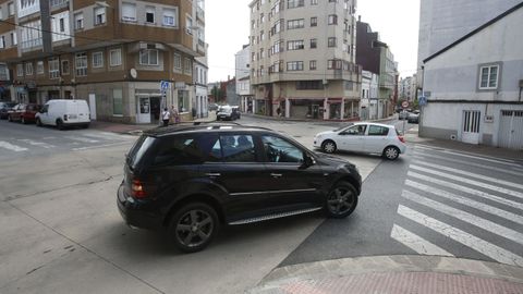 Mar Cantábrico/Camiño Real. En este punto confluyen hasta cinco calles y los conductores ya hacen la rotonda en algunos giros