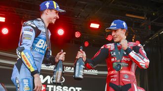 Marc y �lex M�rquez brindando durante el podio de la carrera al esprint