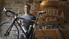 El propietario de la Sala Riquela posa en ella con su bicicleta, su otra pasi�n. Aclara que del mundo del ciclismo, en el que lleg� a competir a un cierto nivel, proceden varios de los asiduos al conocido local