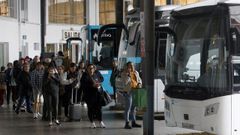 Viajeros en la estacin de autobuses de Lugo