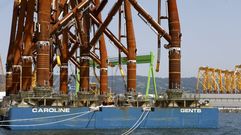 El buque Caroline ya tiene embarcadas las cuatro primeras �jackets� con destino al parque e�lico de Saint Brieuc, de Iberdrola