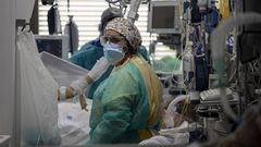 Sanitarios en una unidad de cuidados intensivos en Madrid
