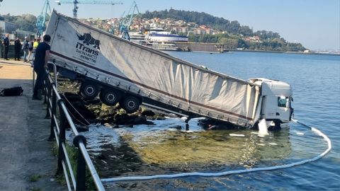 Un cami&oacute;n termina en la playa en el barrio vigu&eacute;s de Teis