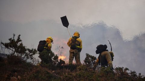 Bomberos de Asturias trabajan para extinguir las llamas en un incendio forestal