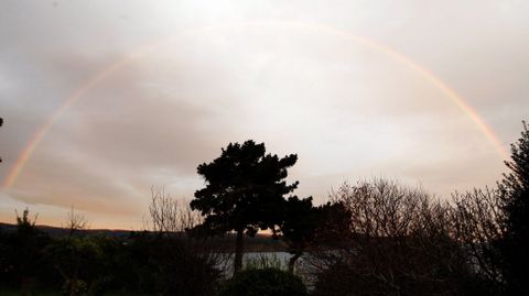 Arco iris en el amanecer en la ría de Viveiro.