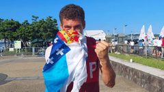 Nico Rodrguez, en la isla de Enoshima, celebra con la bandera gallega la medalla de bronce