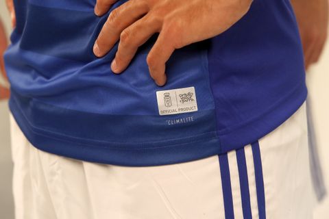 Detalle con el lema del club en la camiseta de la primera equipacin