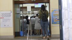 Cola para entrar en la oficina de Correos de Lugo en la R�a San Pedro
