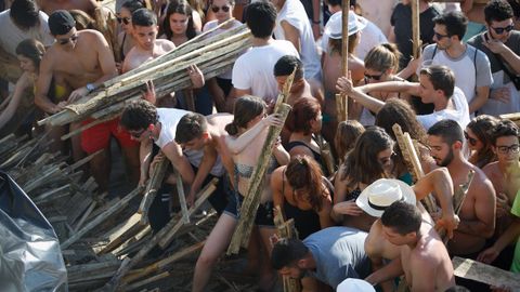 Reparto de madera en las playas de Riazor y Orz�n. 