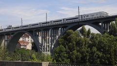 El AVE pasando sobre el ro Mio en Ourense