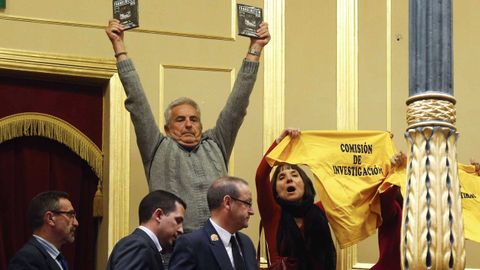 Rogelio , con el documental sobre el accidente en las manos, celebrando en el Congreso junto con Susana la apertura de la comisin de investigacin, en abril del 2016